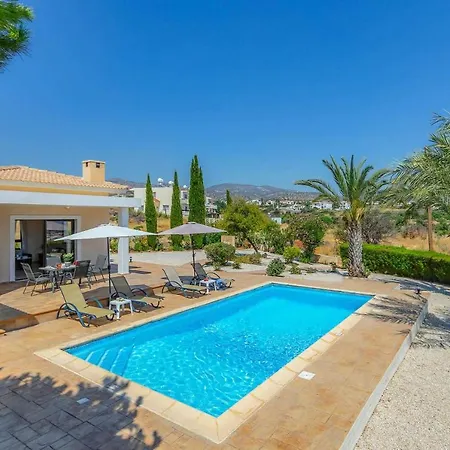 Angelina Villa *